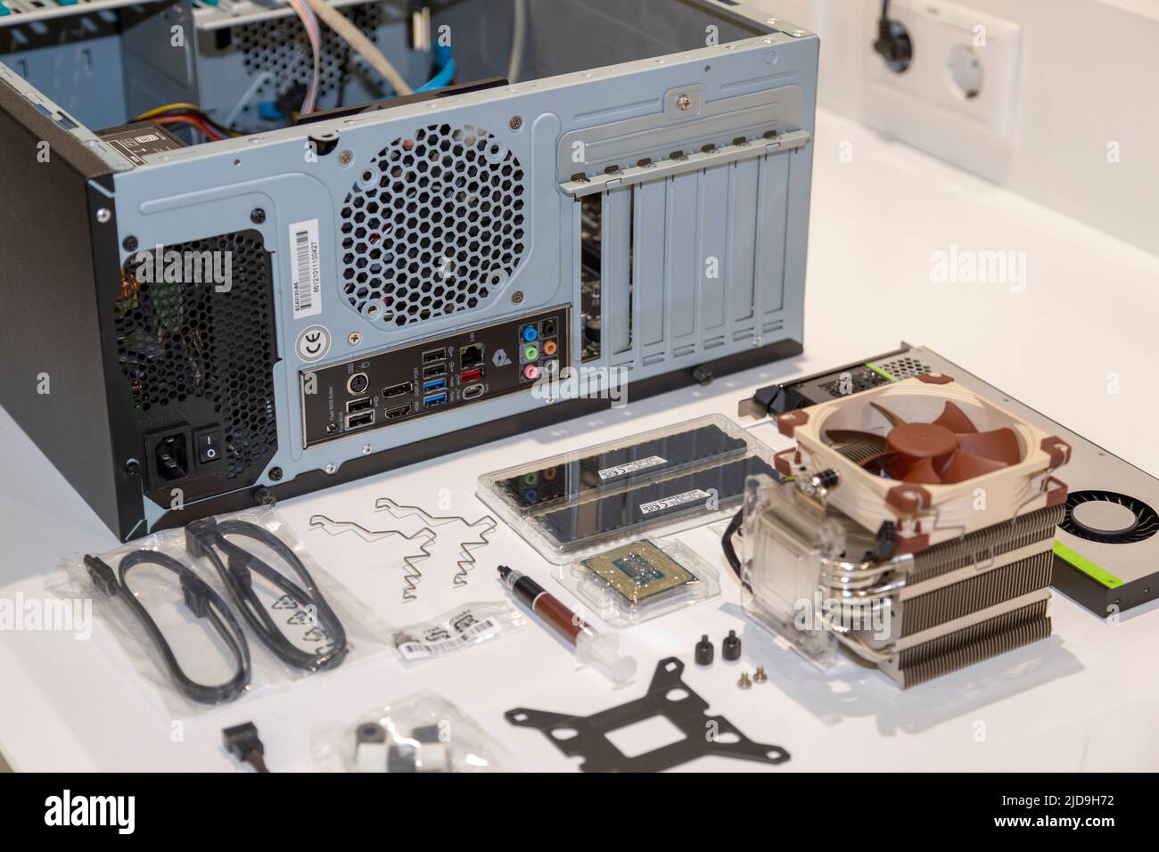 molte parti del computer si trovano su un tavolo pronto per essere assemblato Foto Stock