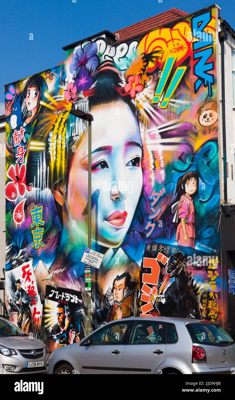 Street art giapponese stilizzata su una parete a fianco di un edificio. Penge, Londra sud-orientale, Regno Unito. Foto Stock