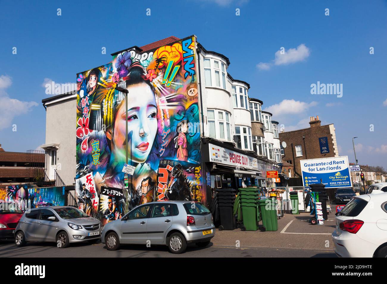 Street art giapponese stilizzata su una parete a fianco di un edificio. Penge, Londra sud-orientale, Regno Unito. Foto Stock