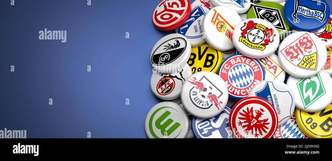 Loghi dei club di calcio tedeschi che gareggiano nella stagione Bundesliga 22/23 su un mucchio su un tavolo. Spazio di copia. Formato banner Web Foto Stock