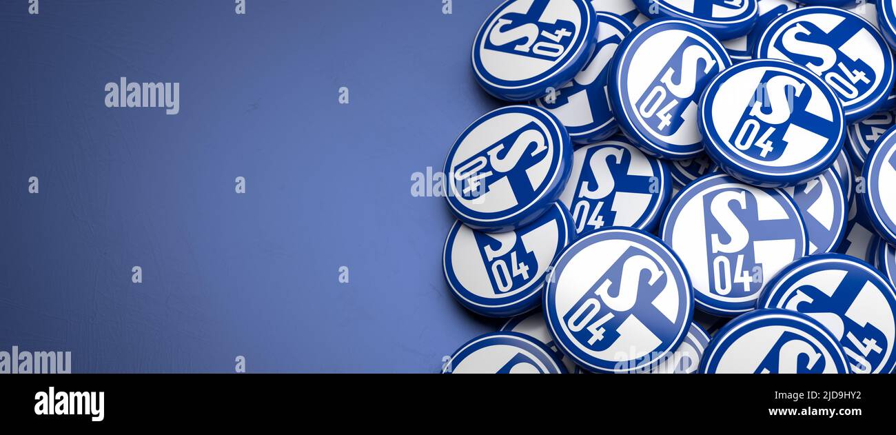 Logo del German Soccer Club FC Schalke 04 su un mucchio su un tavolo. Spazio di copia. Formato banner Web Foto Stock