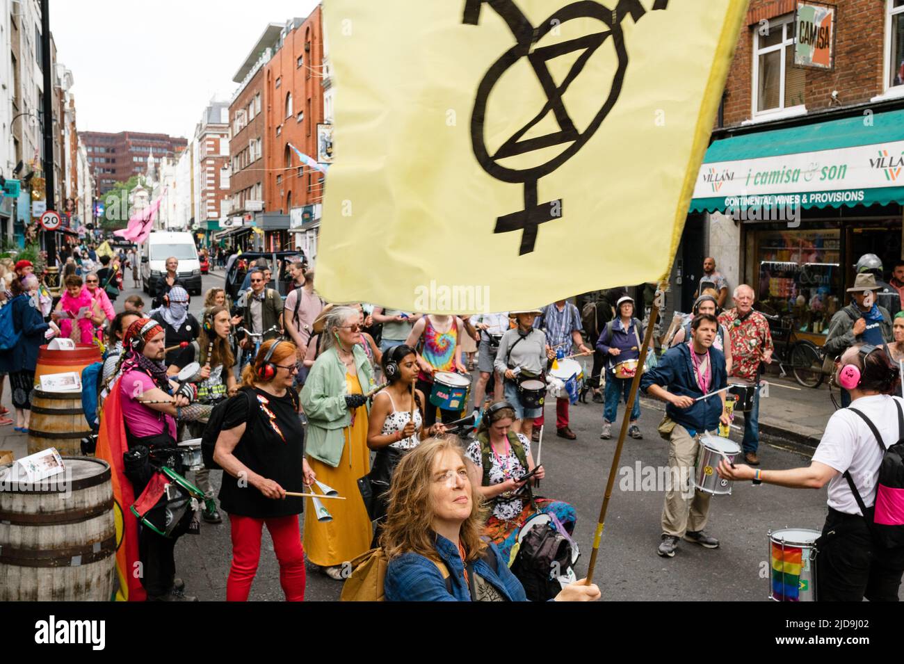 Londra, Regno Unito. 18 giugno 2022. LGBTQ e gli attivisti della ribellione di estinzione si riuniscono come Soho per la "ribellione Arcobaleno", un evento di festa e di outreach Foto Stock