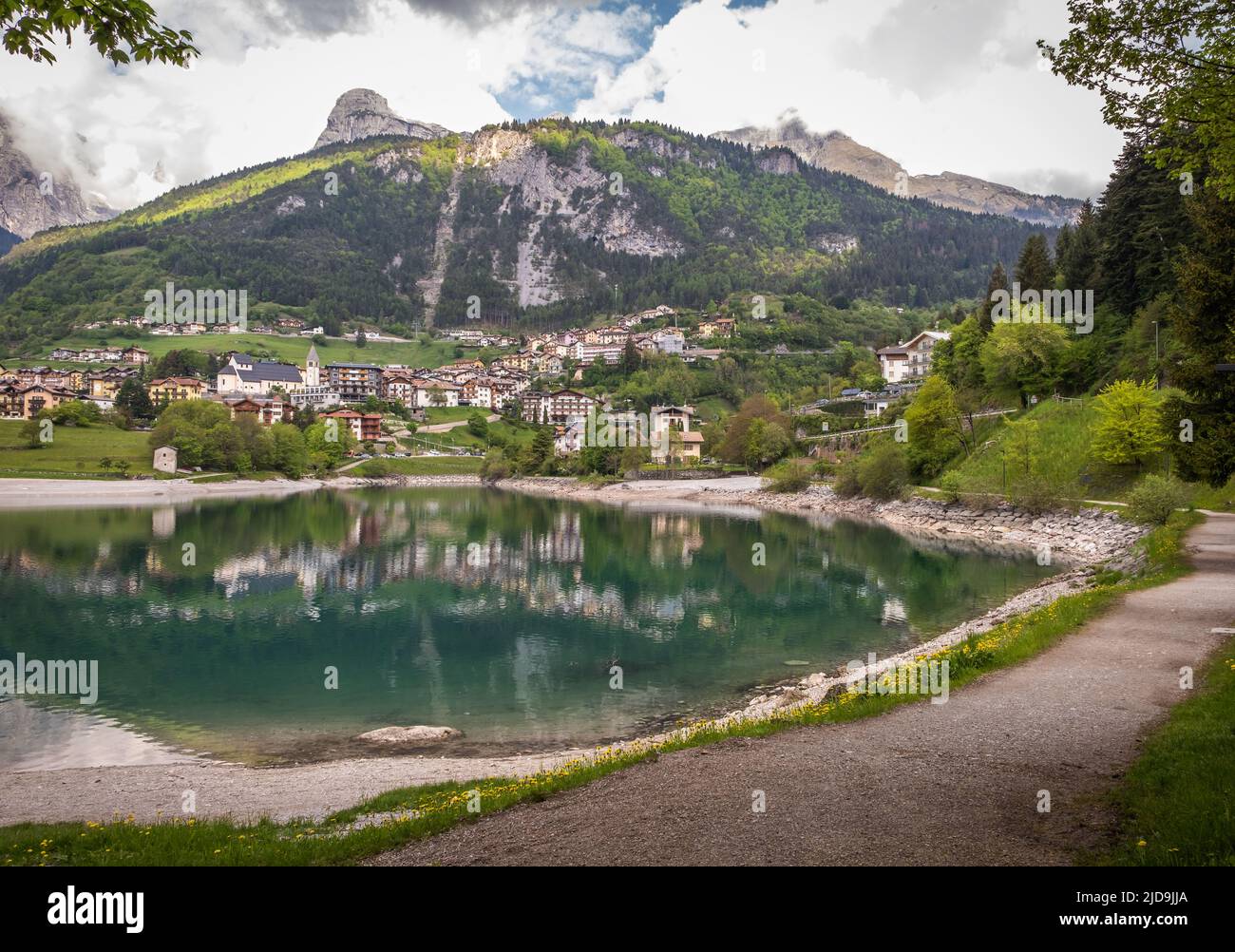 Vista sul lago di Molveno nel Parco Naturale Adamello - Brenta. Il lago si trova sulla riva del Molveno, ai piedi del gruppo Dolomiti di Brenta, in Italia Foto Stock