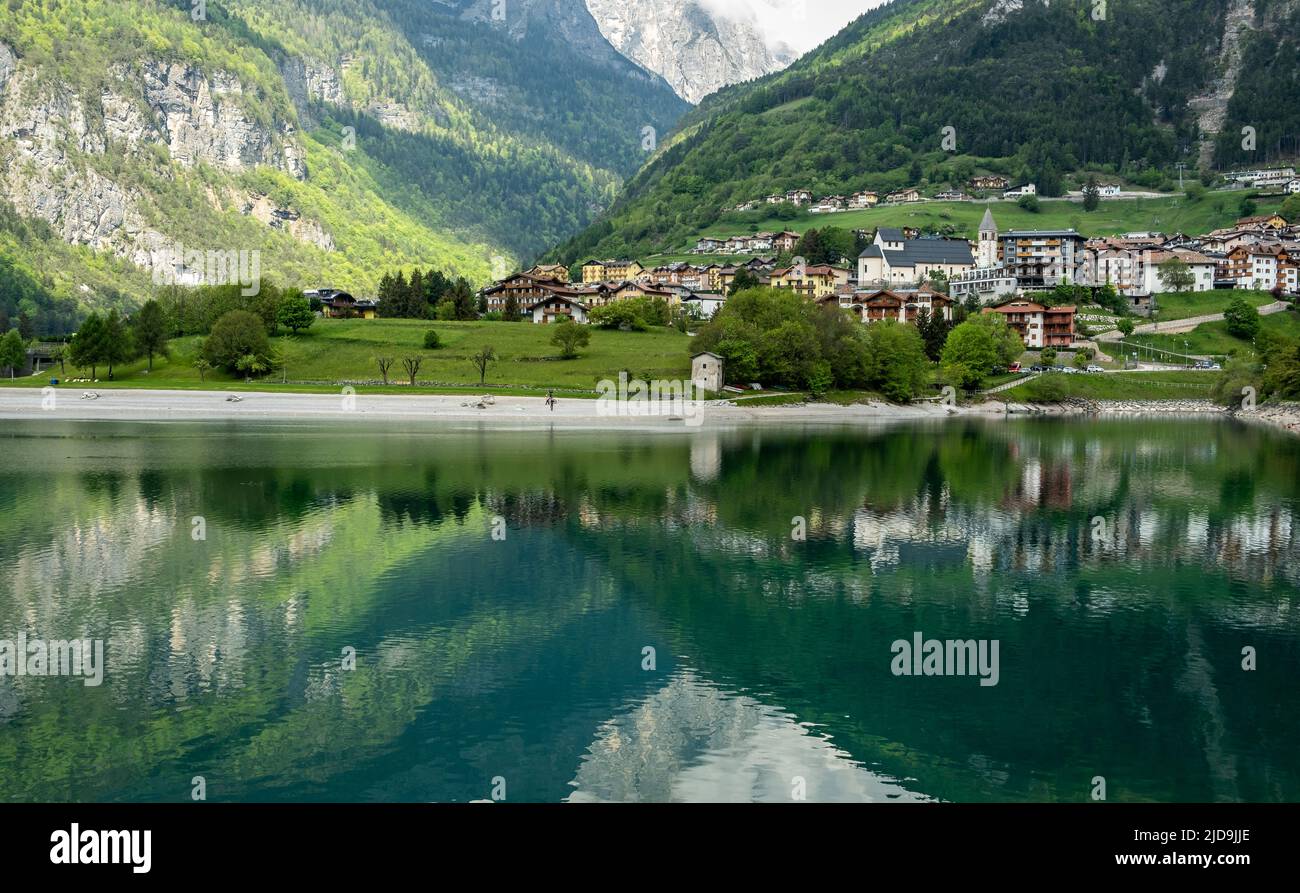 Vista sul lago di Molveno nel Parco Naturale Adamello - Brenta. Il lago si trova sulla riva del Molveno, ai piedi del gruppo Dolomiti di Brenta, in Italia Foto Stock