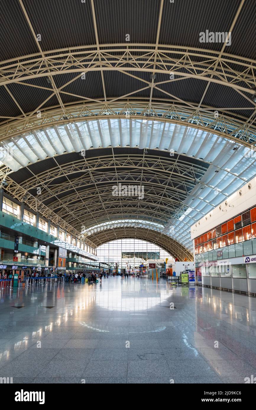 Izmir, Turchia - Giugno 2022: Izmir Adnan Menderes aeroporto partenza terminal architettura. L'aeroporto di Izmir è uno degli aeroporti più trafficati della Turchia. Foto Stock