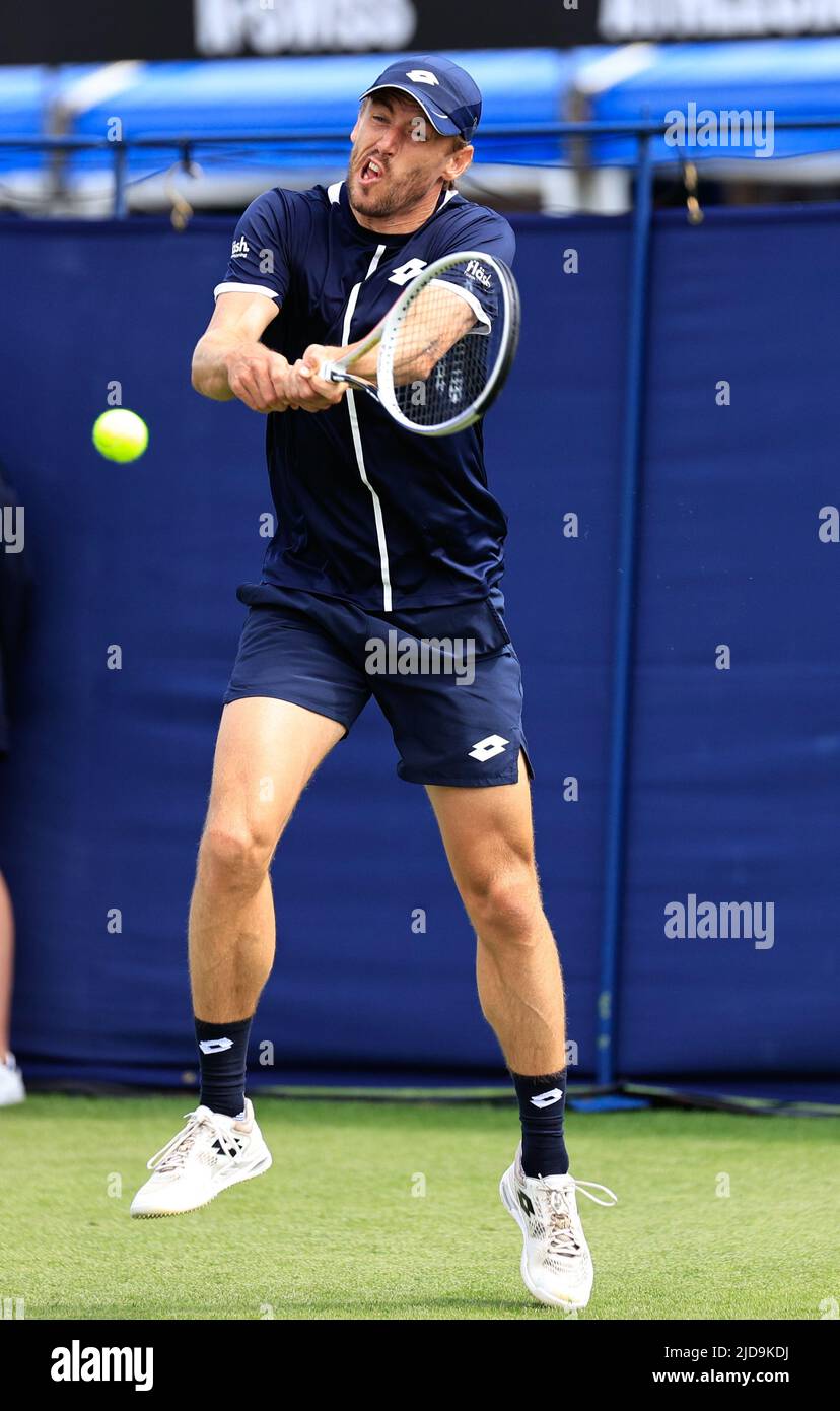 19th giugno 2022; Eastbourne, Inghilterra; Rothesay International Eastbourne ATP 250 series torneo di tennis di prato; John Millman (AUS) gioca un backhand contro Liam Broady (GBR) Foto Stock