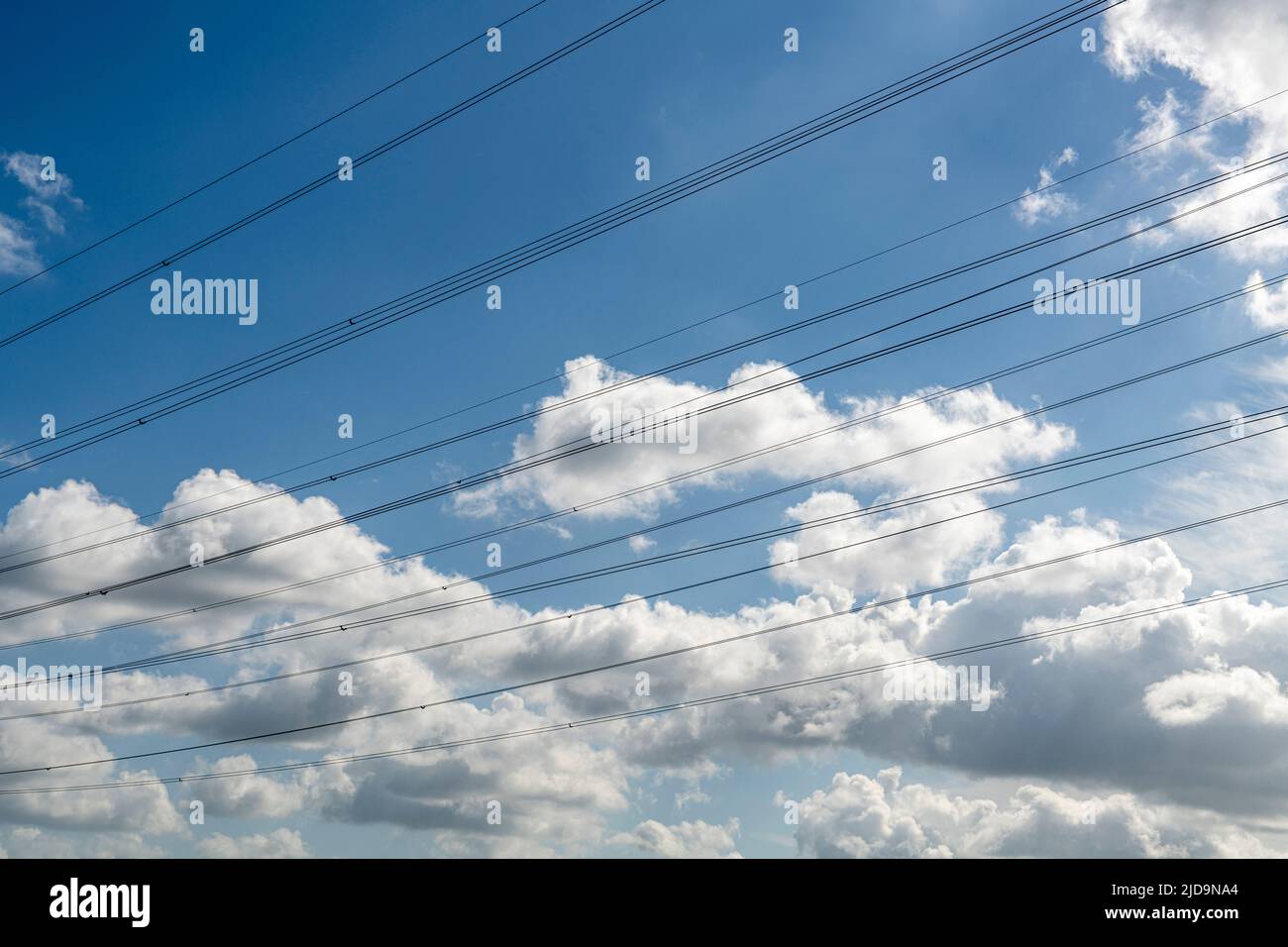 Linee elettriche contro un cielo Foto Stock