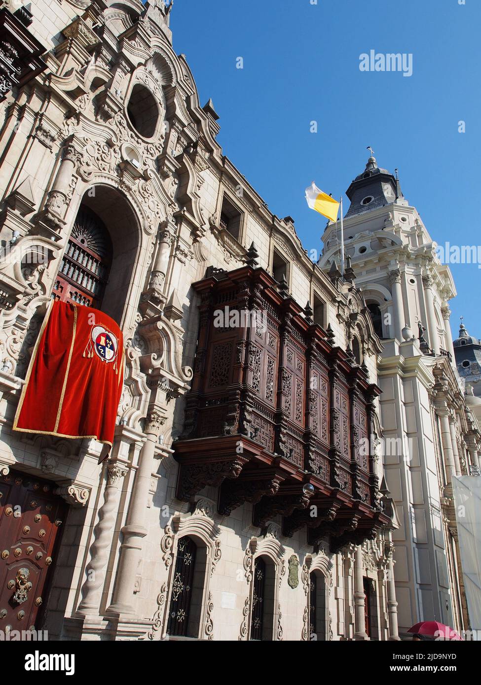 Facciata e balcone del palazzo arcivescovile il Venerdì Santo, come parte delle celebrazioni della settimana Santa 2019 a Lima Foto Stock