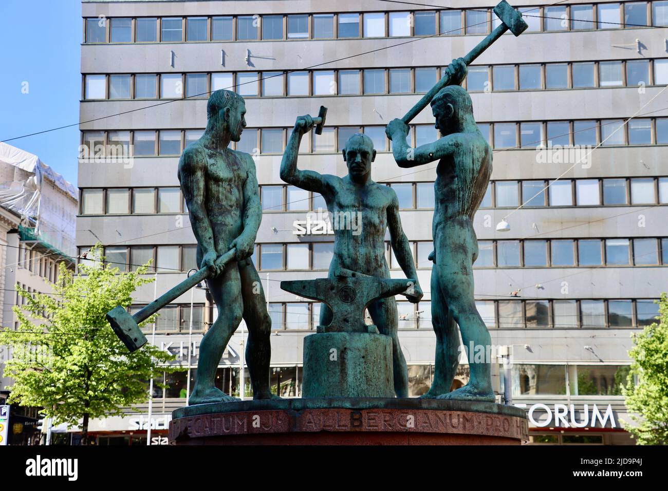 Scultura di tre fabbri (Kolme seppää) di Felix Nylund di fronte al grande magazzino Stockmann di Helsinki, Finlandia, giugno 2022 Foto Stock