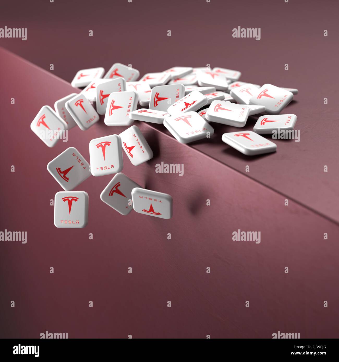 Crash of Tesla Shares Concept: Piastrelle con il logo Tesla che cade sul bordo di un cubo. Foto Stock