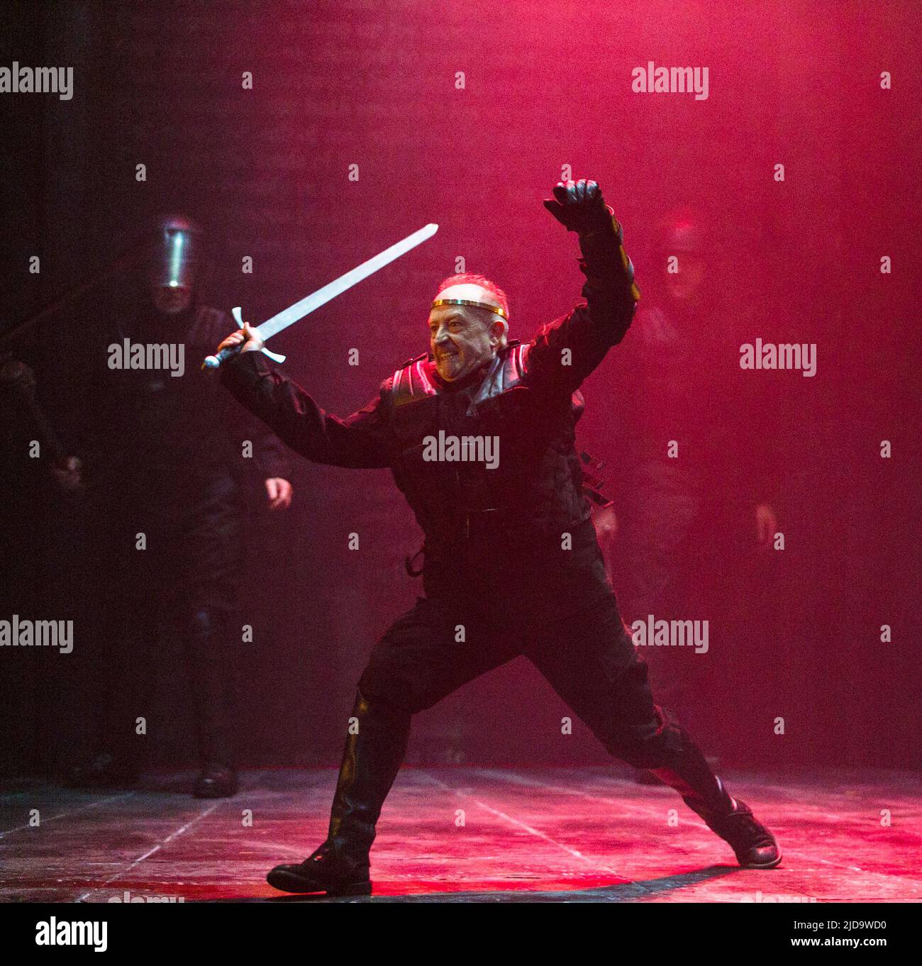 Bosworth: Ian Bartholomew (Richard III) in RICHARD III di Shakespeare alla Nottingham Playhouse, Nottingham, Inghilterra 29/10/2013 design: Simon Higlett illuminazione: Mark Jonathan regista: Loveday Ingram Foto Stock