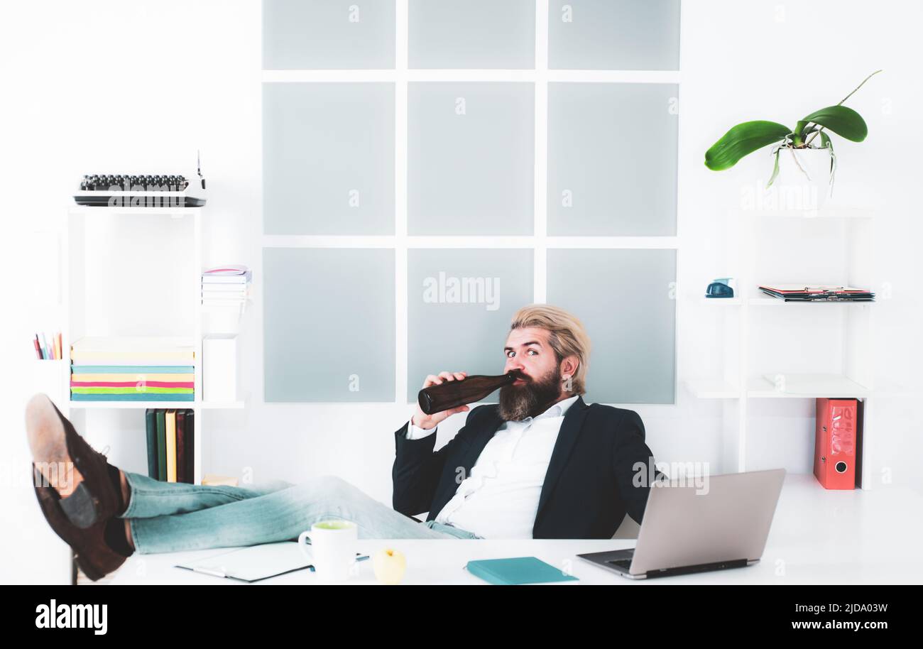 Hipster freelance, lavoratore d'ufficio, uomo d'affari che finiscono il lavoro prima della scadenza, ubriaco fine della giornata lavorativa. Foto Stock