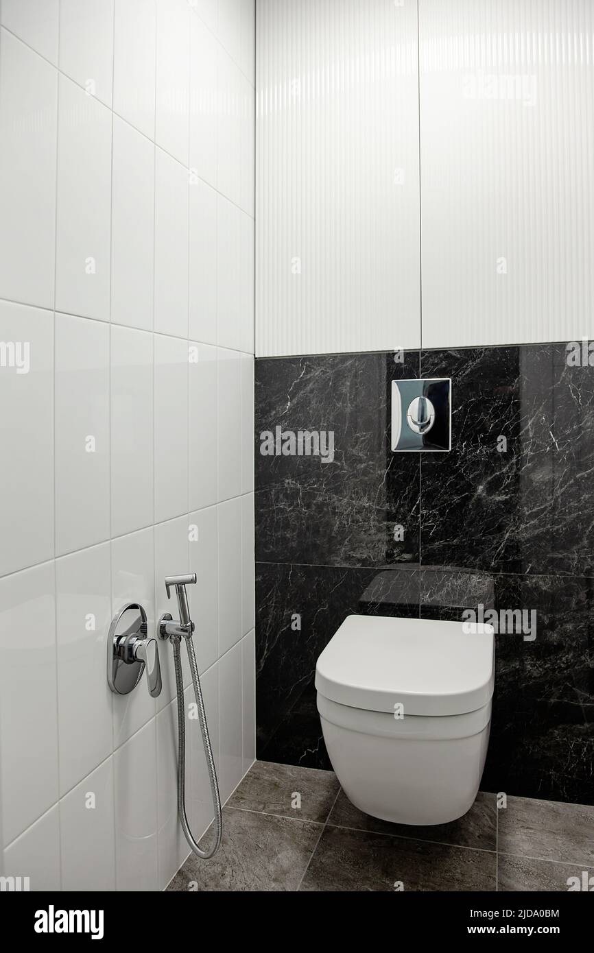 Bagno interno stile loft design in bianco e nero Foto Stock