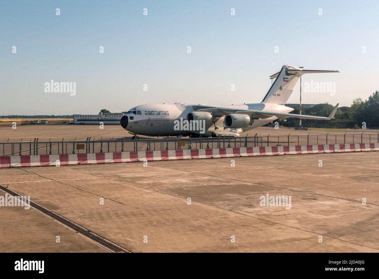 Pisa, 16th 2022 giugno: KAF 343 Kuwait Air Force Boeing C-17A Globemaster III sulla pista dell'aeroporto di Pisa in Italia Foto Stock