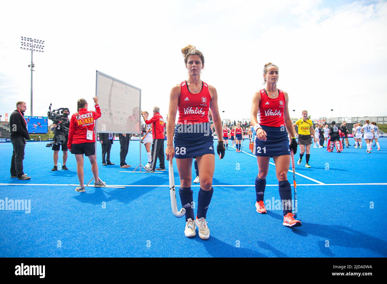 Flora Peel (a sinistra) e Fiona crackles (a destra) in Inghilterra dopo la partita della Women's FIH Hockey Pro League al Lee Valley Hockey and Tennis Center di Londra. Data foto: Domenica 19 giugno 2022. Foto Stock