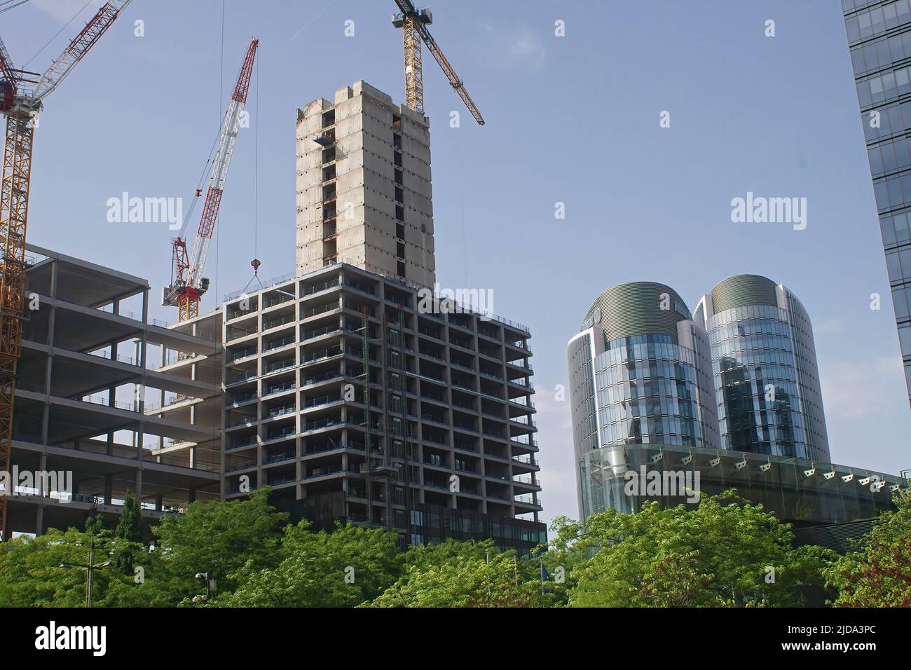 Brussel, Brabant , Belgio : 06 17 2022 : una vista sulle gru che ricostruiscono il World Trade Centre di Bruxelles , Belgio contro un cielo blu Foto Stock