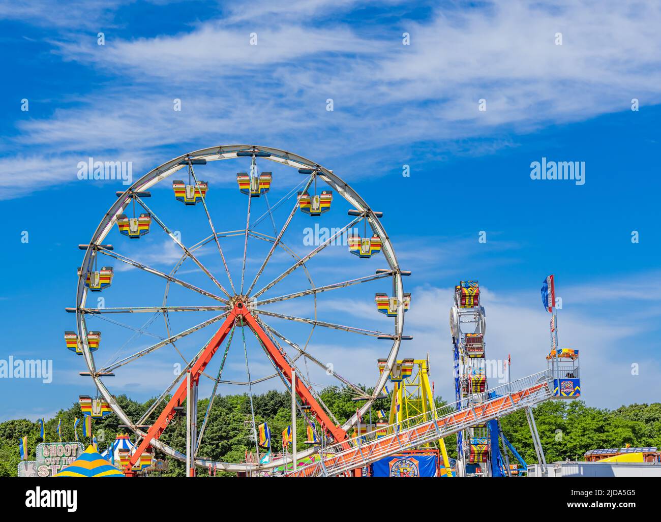 Paesaggio con giostre del parco divertimenti Foto Stock