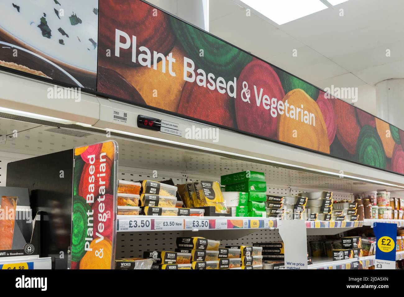 Prodotti a base vegetale e vegetariana per la segnaletica e l'alimentazione negli scaffali dei supermercati a Tesco, Regno Unito Foto Stock