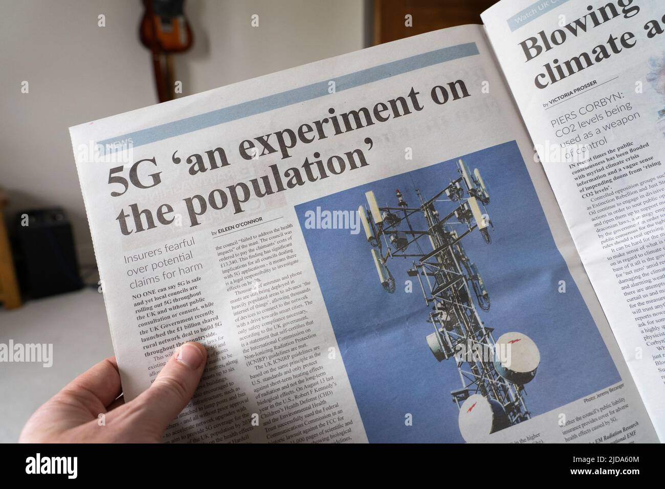 5G coronavirus & effetto sulla salute teorie di cospirazione descritte in un articolo su The Light - un giornale gratuito di teoria della cospirazione. REGNO UNITO. Tema: Cospirazioni Foto Stock