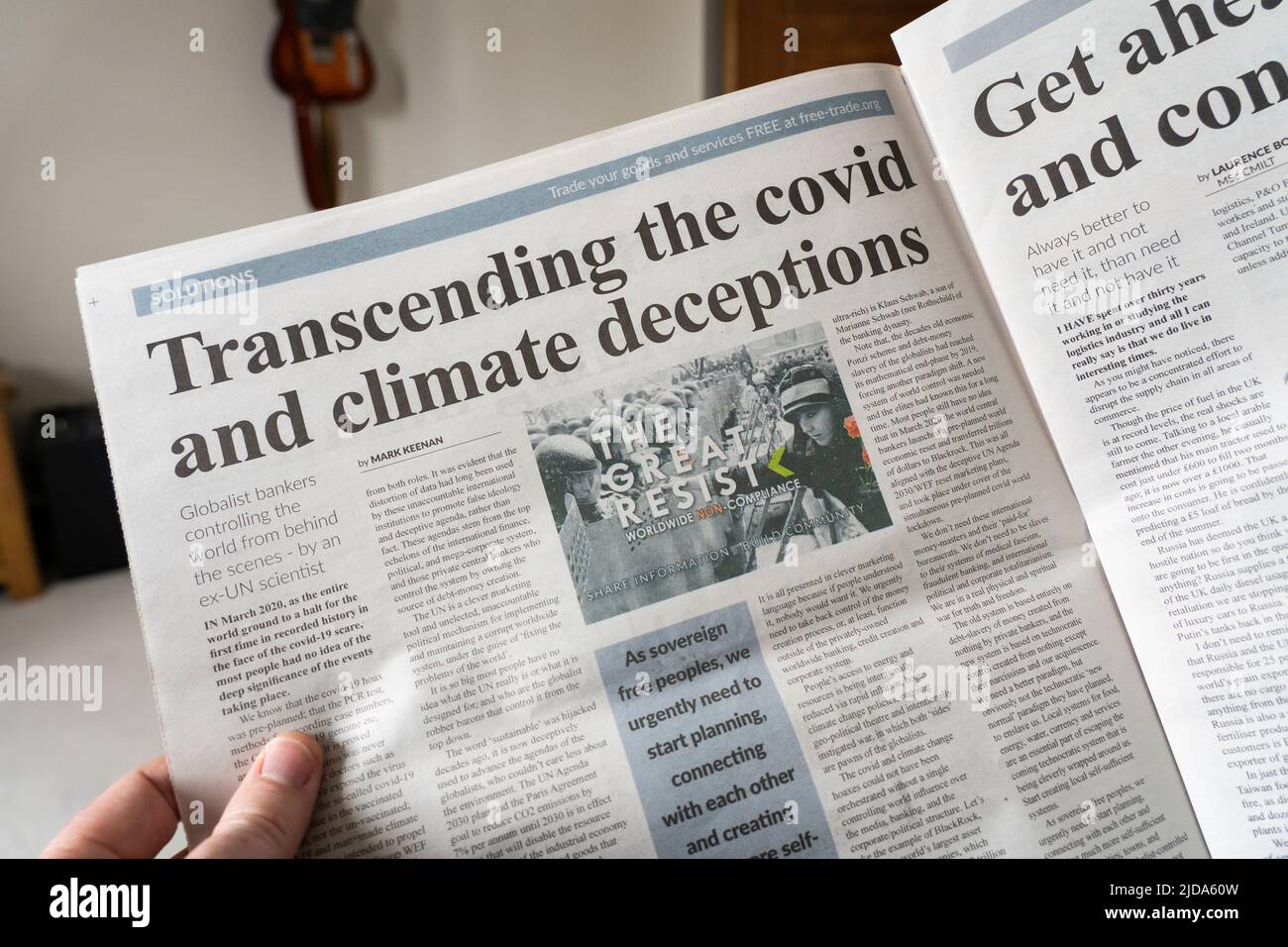 Contro la vaccinazione e il cambiamento climatico articolo di denialismo nella luce - una libera teoria della cospirazione giornale britannico. REGNO UNITO Foto Stock