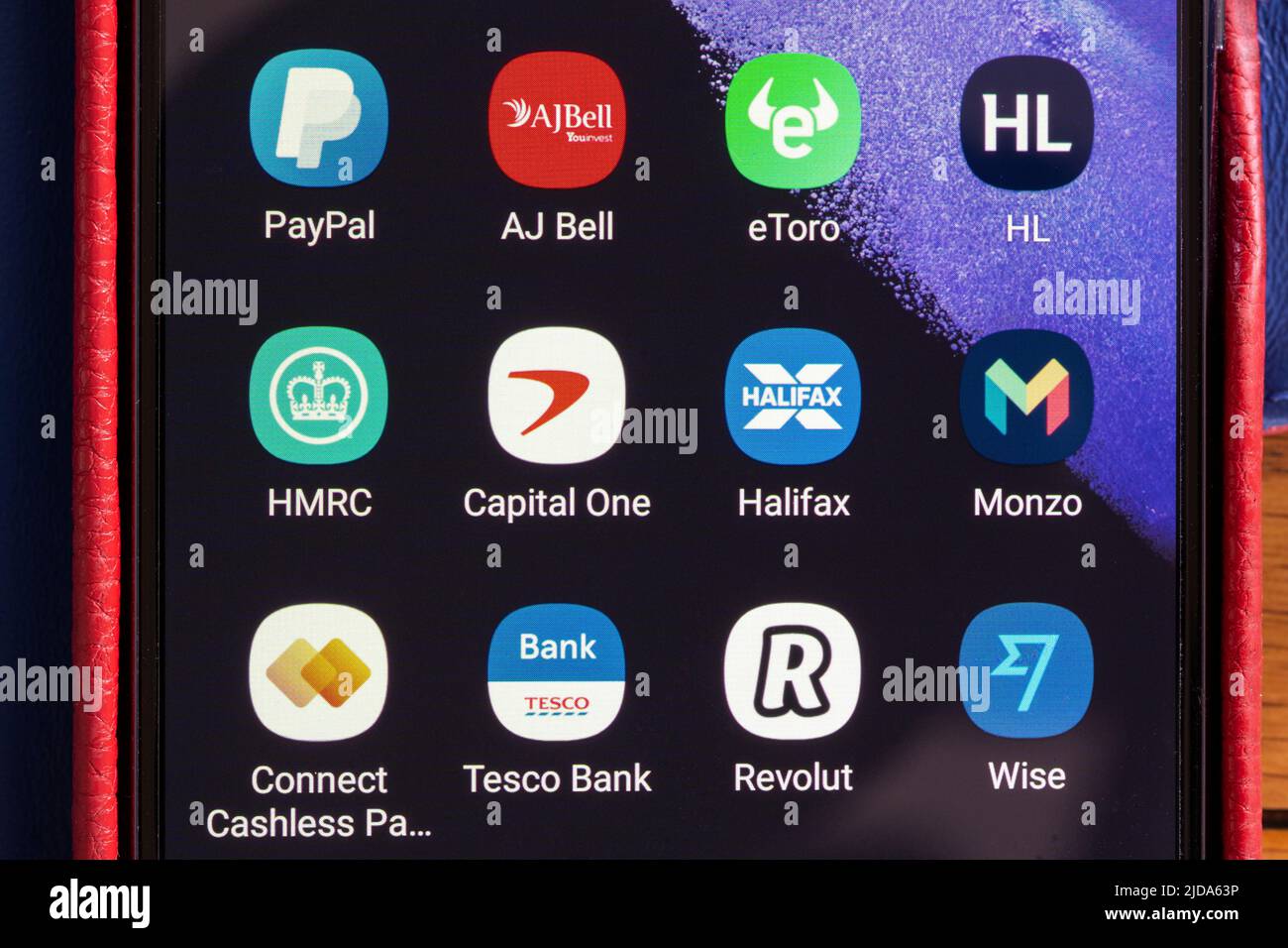 Primo piano di servizi bancari, finanziari, trasferimenti di denaro e azioni e app di trading e condivisione su uno schermo di telefonia mobile nel Regno Unito Foto Stock
