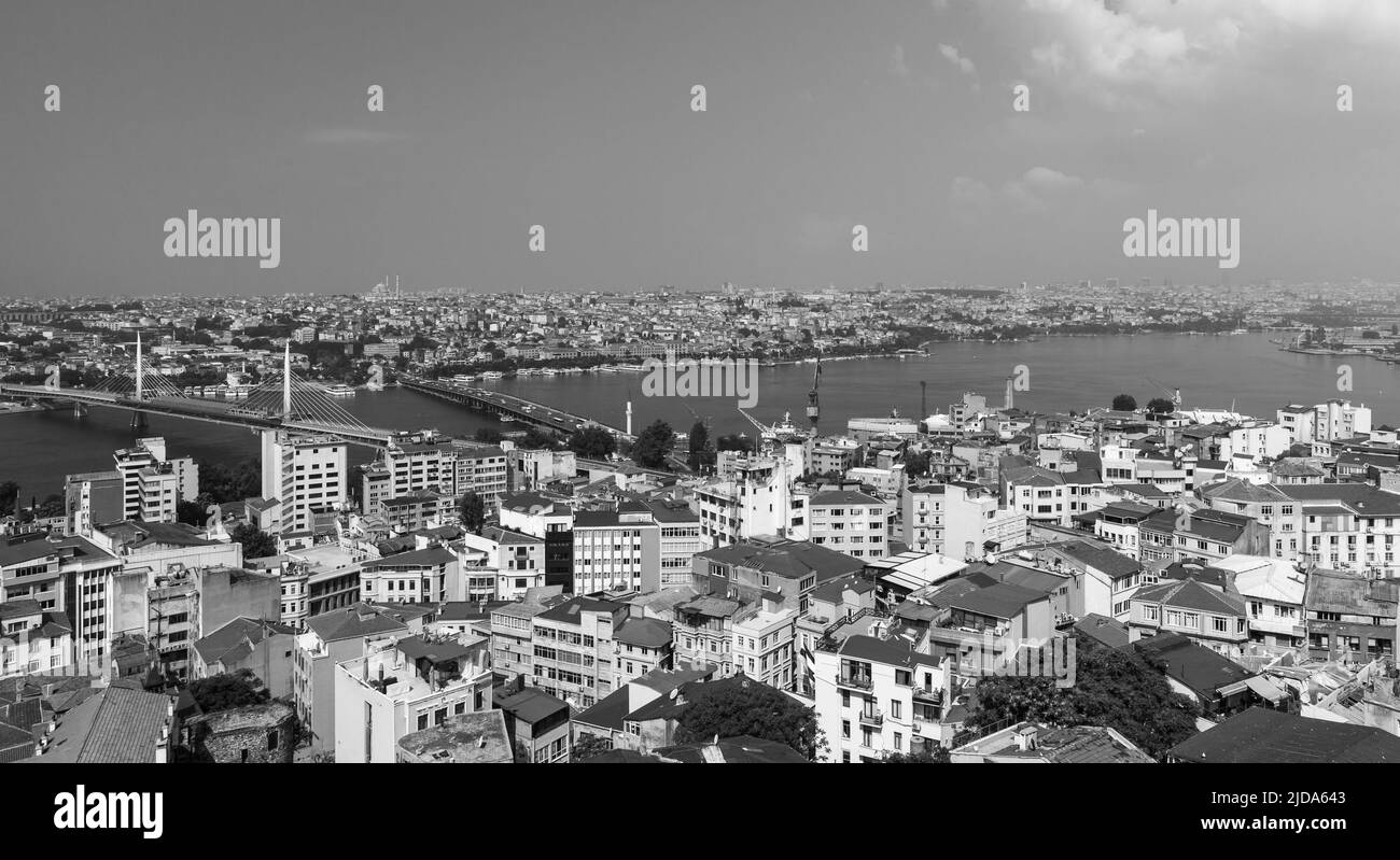 Paesaggio urbano di Istanbul, Turchia con Corno d'Oro, la principale insenatura del Bosforo Foto Stock