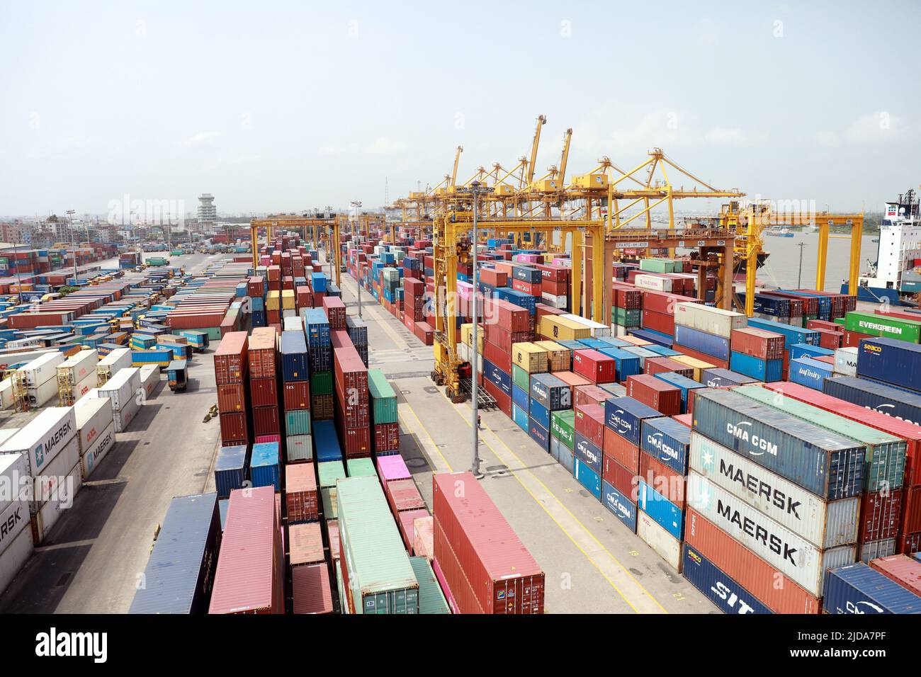 CHITTAGONG, BANGLADESH - Vista aerea di container, autogru e camion dei cantieri navali sono al porto di Chittagong. Porto di Chittagong sulle rive del Karnafu Foto Stock