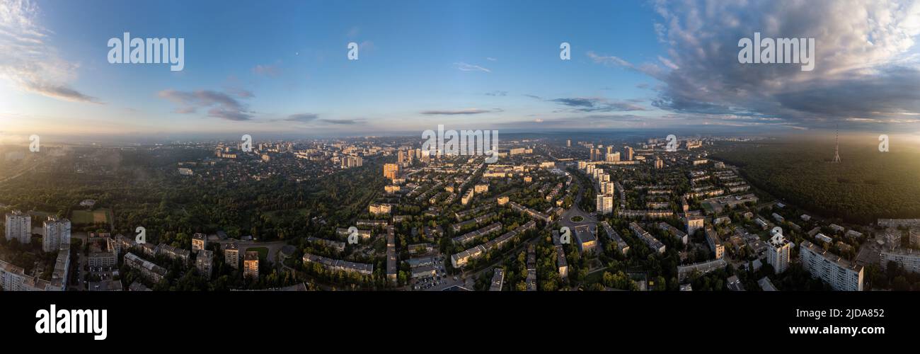 Paesaggio urbano mattutino di sole, panorama molto ampio nel quartiere residenziale della città. Vista aerea colorata sopra edifici e strade, Pavlovo Pole, Kharkiv Ukra Foto Stock