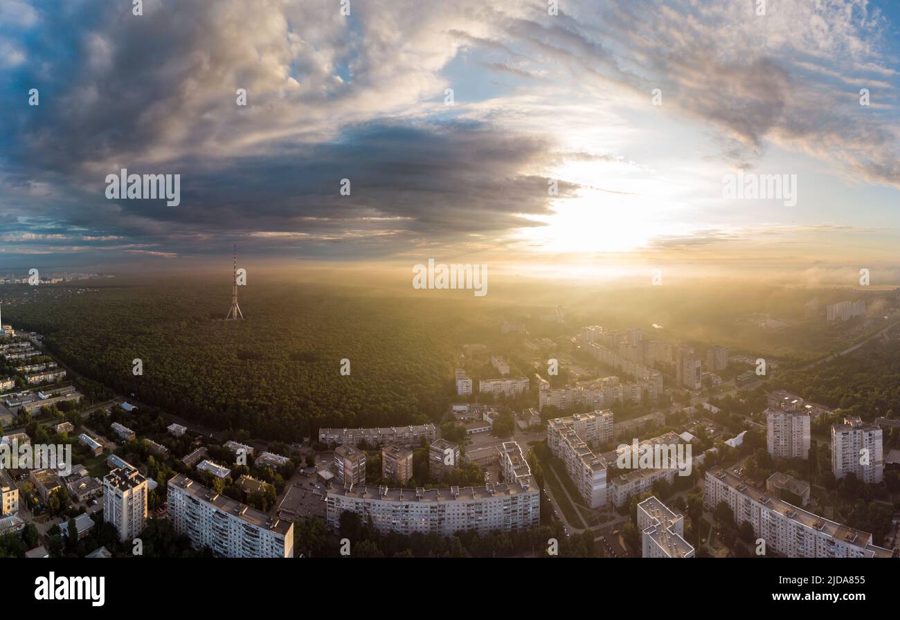 Alba luminosa vista panoramica nel quartiere residenziale della città. Pavlovo Pole aerea, Kharkiv, Ucraina. Mattina cielo soleggiato, nuvolosità e strade Foto Stock