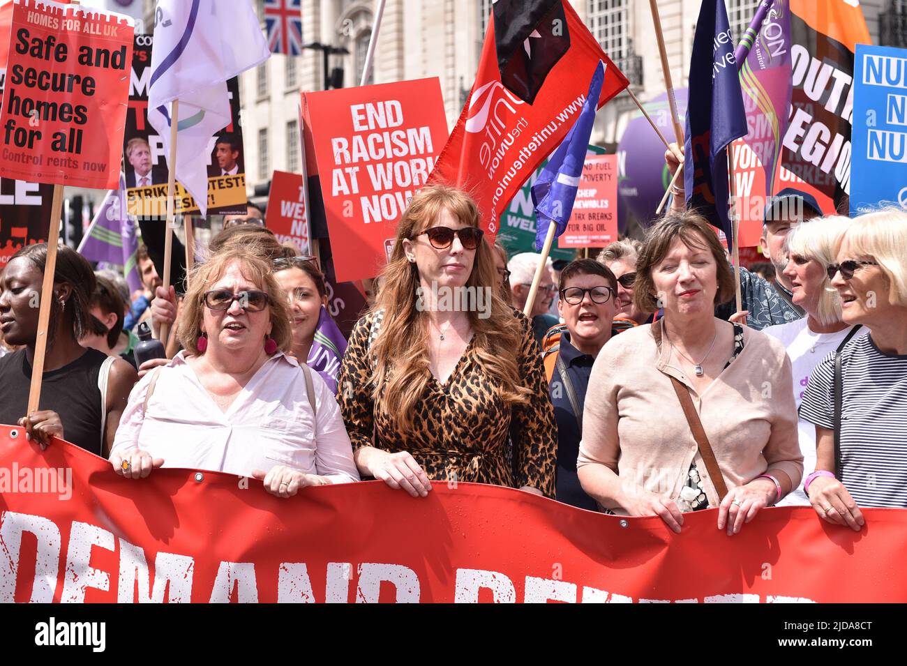 Migliaia di manifestanti hanno marciato attraverso il centro di Londra in TUC (Congresso sindacale) organizzato un raduno, in richiesta di azione sui costi della vita e salari più elevati. Foto Stock