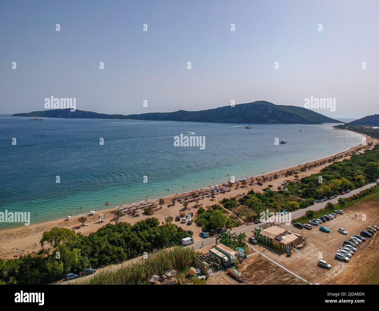 Vista aerea panoramica sulla spiaggia di Divari vicino alla baia di Navarino, Gialova. E' una delle migliori spiagge dell'Europa mediterranea. Bellissima laguna vicino Voido Foto Stock