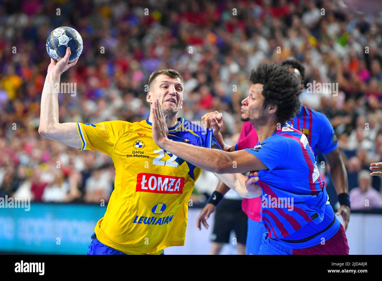 Colonia, Germania. 19th giugno 2022. Uladzislau Kulesh durante la partita di pallamano EHF Champions League tra Barca e Lomza vive Kielce il 19 giugno 2022 a Colonia, in Germania. (Foto di Andrachiewicz/PressFocus/SIPA USA) France OUT, Poland OUTFrance OUT, Poland OUT Credit: Sipa USA/Alamy Live News Foto Stock
