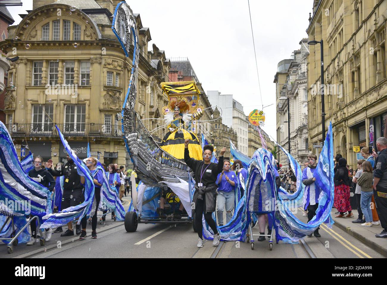 Manchester, Regno Unito, 19th giugno 2022. Il galleggiante Queen Bee. Artisti e artisti partecipano alla Manchester Day Parade, Manchester, Inghilterra, Regno Unito. Gli organizzatori dicono: 'Oltre 1.500 artisti e artisti delle comunità locali danno vita al centro di Manchester in una fantastica esposizione di colori, suoni e movimenti. Un pubblico di oltre 60.000 persone è stupito dall'incredibile giornata di incredibili strutture, costumi vivaci e musica e danza pulsante'. Credit: Terry Waller/Alamy Live News Foto Stock