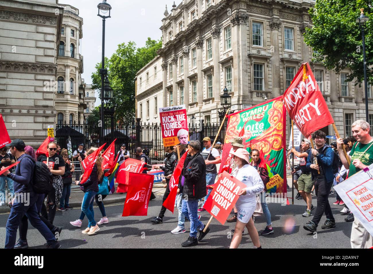 Passando da 10 Downing Street, noi chiediamo marcia migliore nel centro di Londra, migliaia di manifestanti marcia per chiedere l'azione del governo sul risi Foto Stock