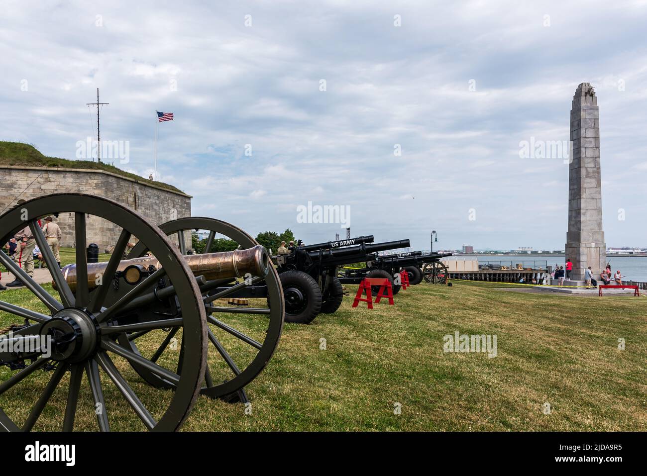 Concord Independent Battery a Castle Island per restituire il fuoco del cannone per la svolta della Costituzione. Foto Stock