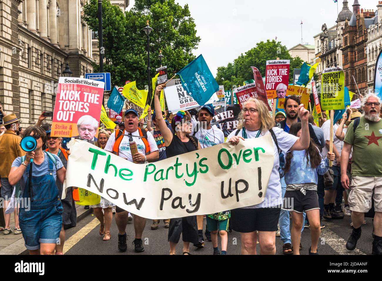 Il partito è finito ora pagare, chiediamo marcia migliore nel centro di Londra, migliaia di manifestanti marcia per chiedere l'azione del governo sul risi Foto Stock