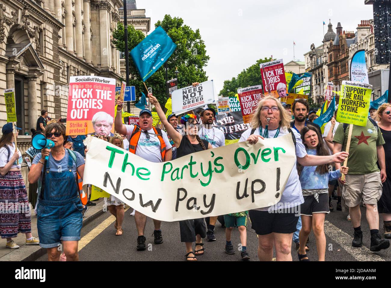 Il partito è finito ora pagare, chiediamo marcia migliore nel centro di Londra, migliaia di manifestanti marcia per chiedere l'azione del governo sul risi Foto Stock