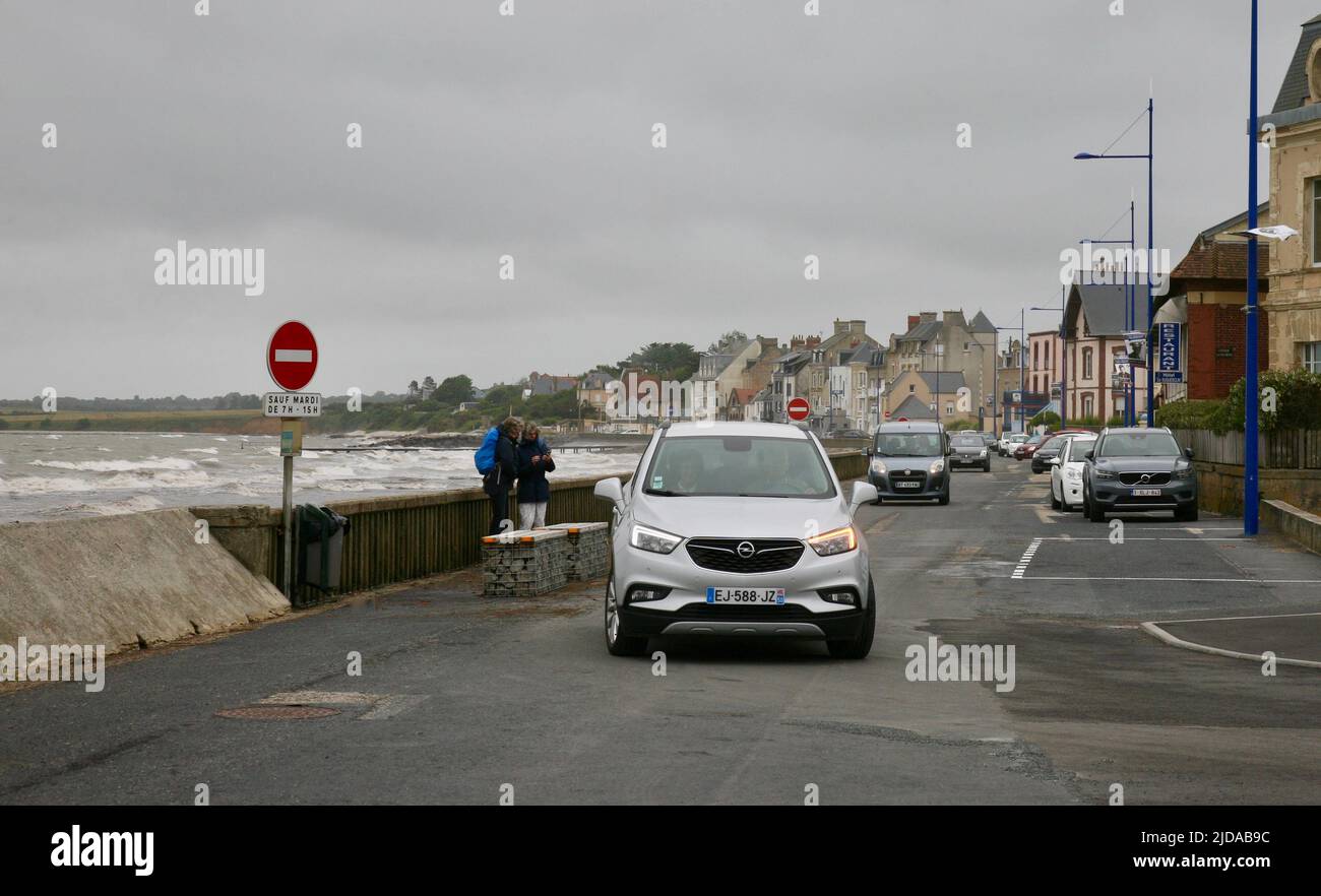 Osservando il traffico sulla strada costiera, Grandcamp-Maisy, Normandia, Francia Foto Stock