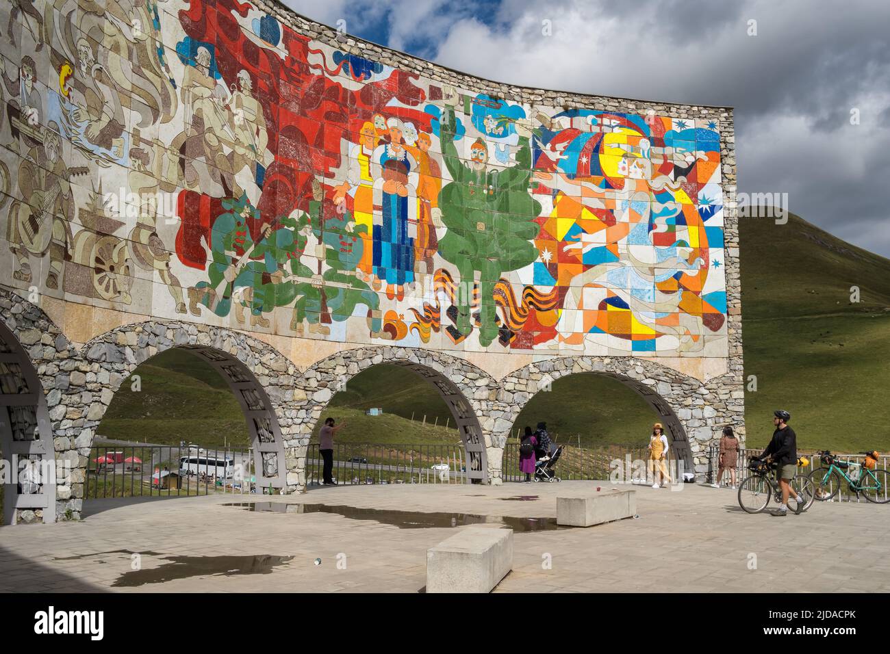 Monumento di amicizia georgiano russo-sovietico sulla Roa militare georgiana in Georgia Foto Stock