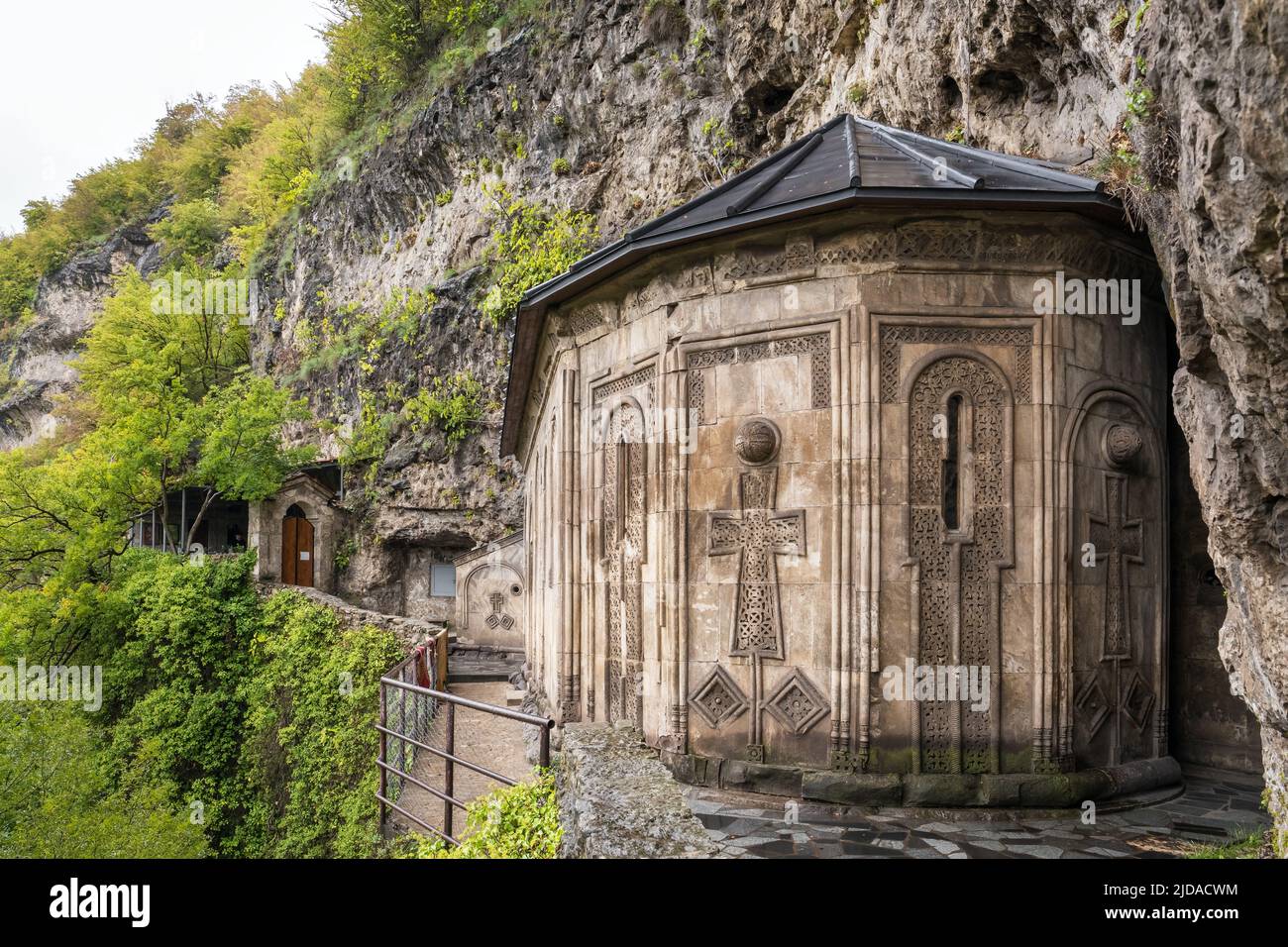 Monastero ortodosso georgiano di Mghvimevi nella regione di Imereti, Chiatura, Georgia. Foto Stock