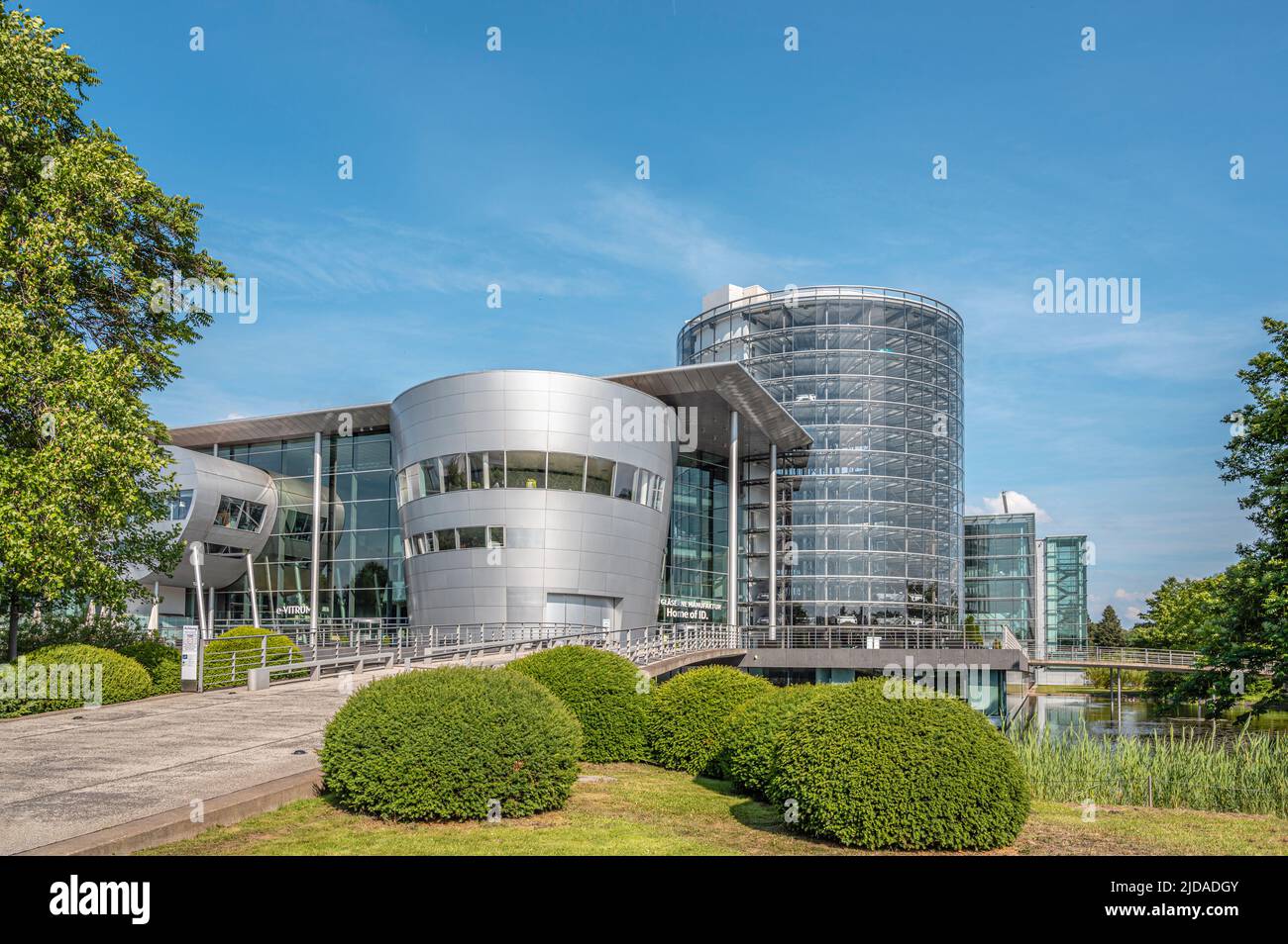 Gläserne Manufaktur (fabbrica trasparente) di Volkswagen Sassonia a Dresda, Germania Foto Stock
