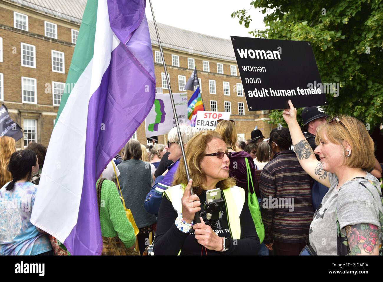 Bristol College Green, Bristol, UK, 19 giugno 2022, gli attivisti per i diritti delle donne si radunano con il blogger e l'organizzatore femminista Kellie-Jay Keen-Menshull e othe Foto Stock