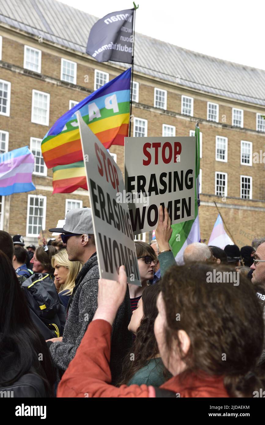 Bristol College Green, Bristol, UK, 19 giugno 2022, gli attivisti per i diritti delle donne si radunano con il blogger e l'organizzatore femminista Kellie-Jay Keen-Menshull e othe Foto Stock