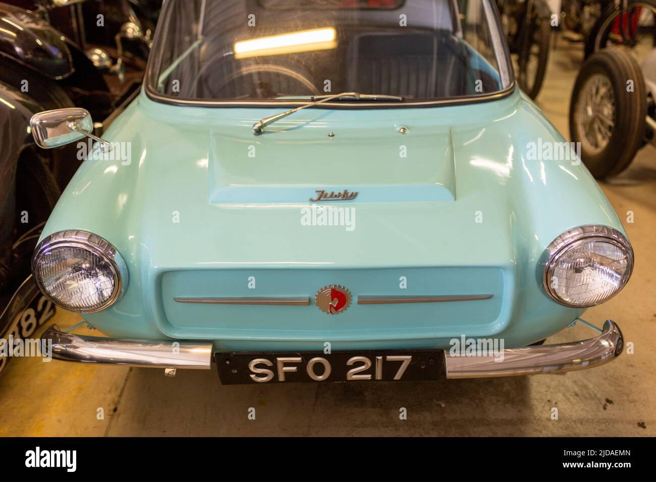 Vista frontale di un'auto Meadows Frisky Family, in produzione dal 1958 al 1961. Un'auto a tre ruote. UK 2022 Foto Stock
