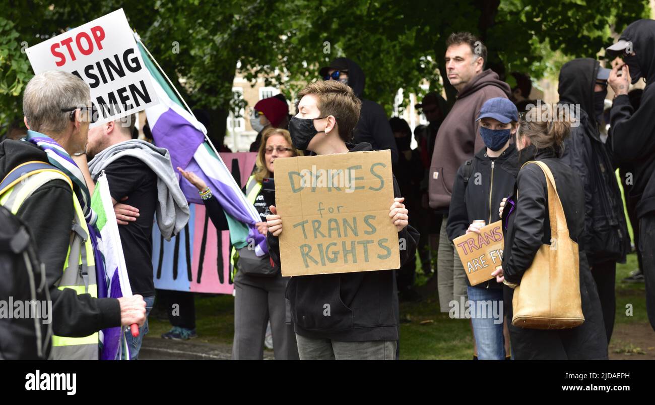 Bristol College Green, Bristol, UK, 19 giugno 2022, gli attivisti per i diritti delle donne si radunano con il blogger e l'organizzatore femminista Kellie-Jay Keen-Menshull e othe Foto Stock