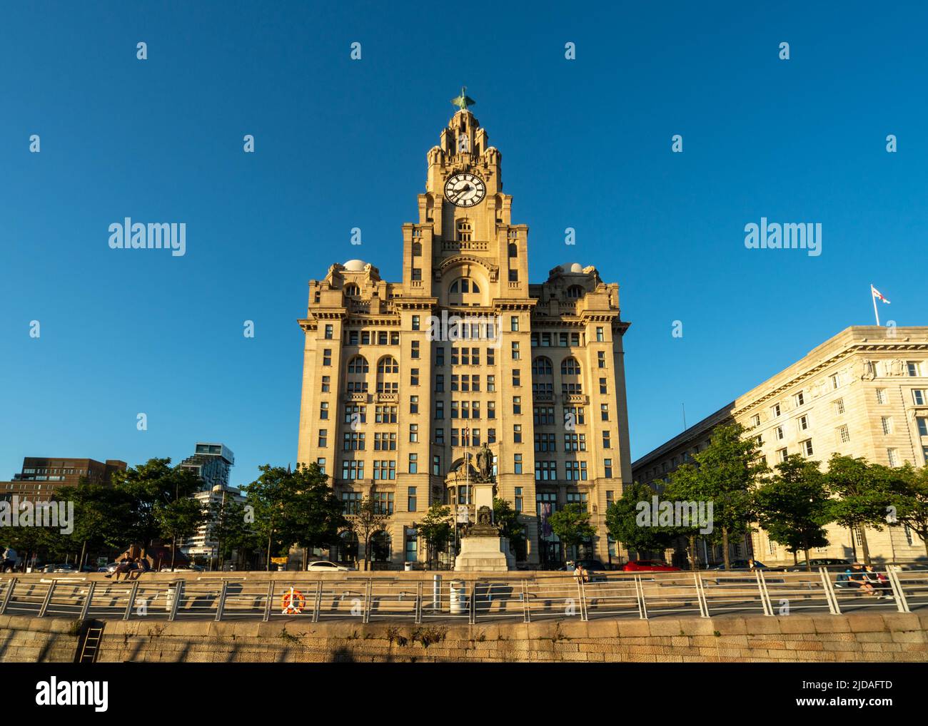 Vista del Royal Liver Building, Pier Head, Liverpool, Inghilterra, Regno Unito Foto Stock