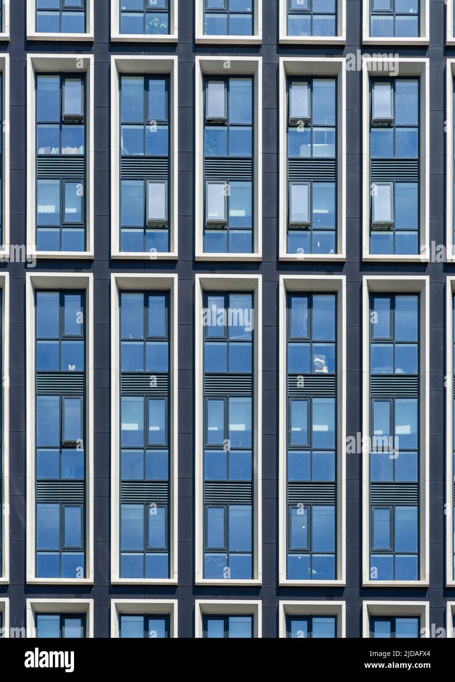 Windows of the Copper House, appartamenti o appartamenti di lusso, Liverpool, Inghilterra, Regno Unito. Ripetizione, griglia, ripetizione Foto Stock