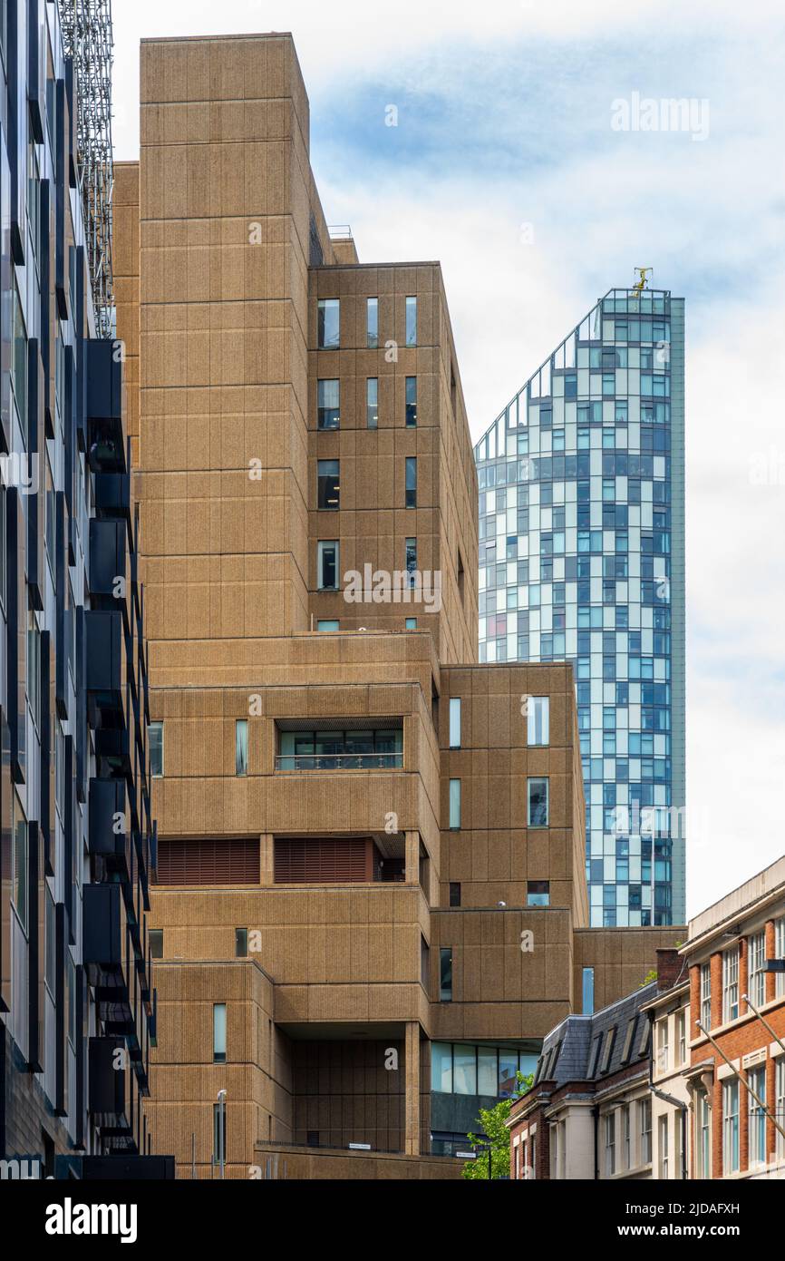 Fotografia che mostra New Hall Place, un edificio brutalista del 1970s e la West Tower, una costruzione più moderna del 2007. Liverpool, Inghilterra, Regno Unito. Vecchio vs nuovo. Foto Stock
