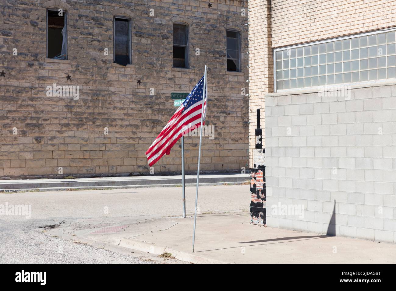 Bandiera americana che vola fuori da un edificio su una strada principale. Foto Stock