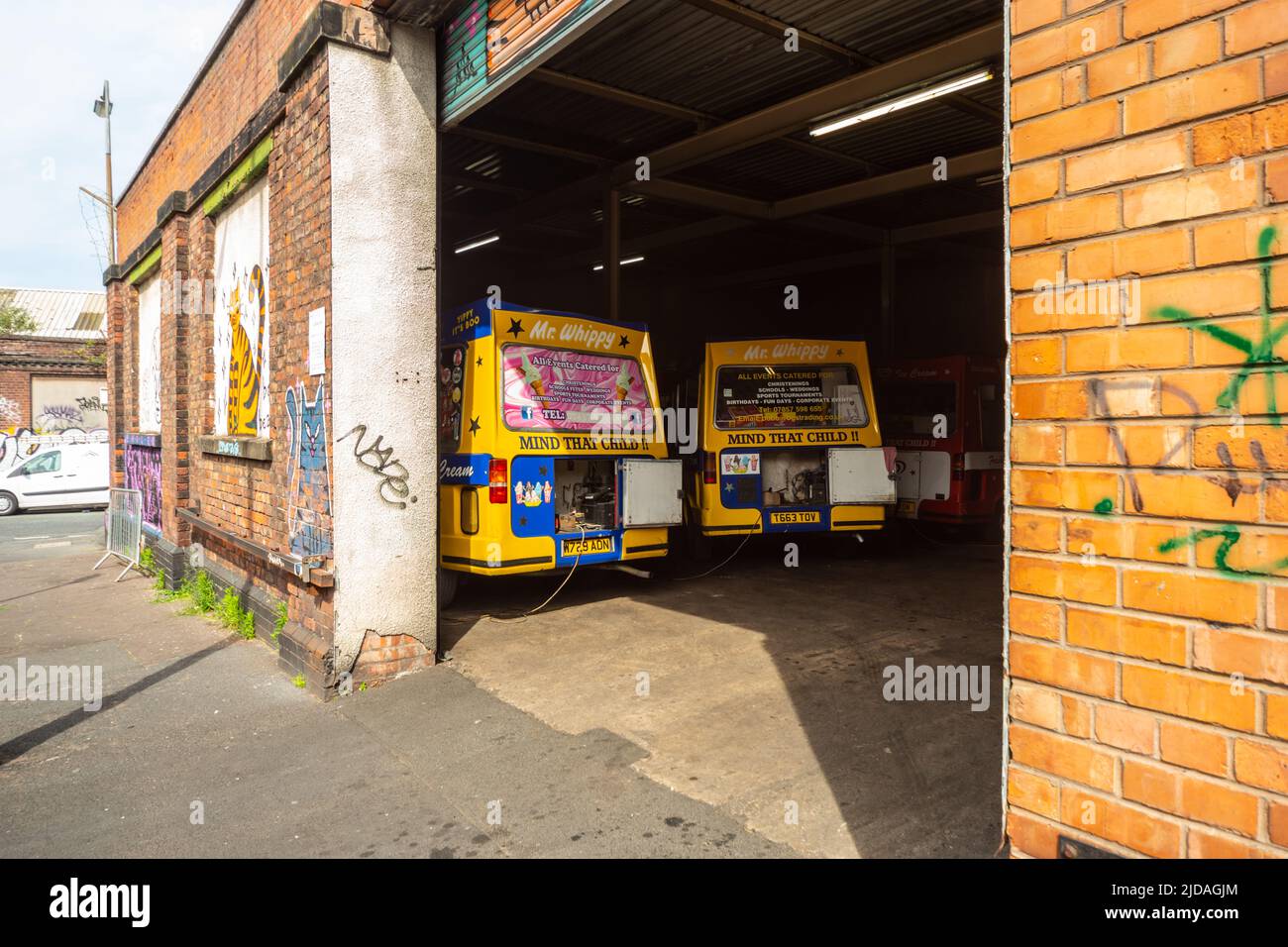 Furgoni per gelato all'interno di un garage o di un locale chiuso a chiave, Liverpool, Regno Unito Foto Stock